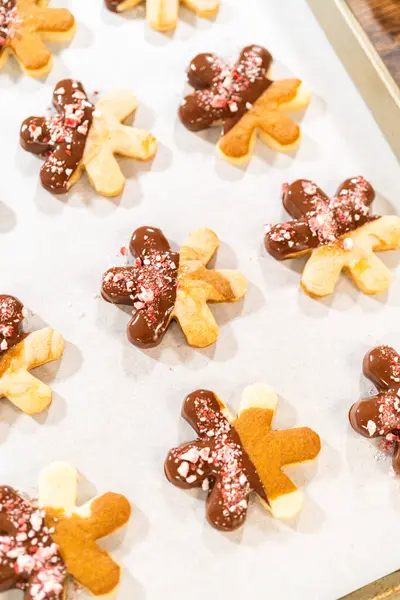 Preparação Biscoitos Forma Estrela Meio Mergulhados Chocolate Acentuados Com Chips Fotografias De Stock Royalty-Free