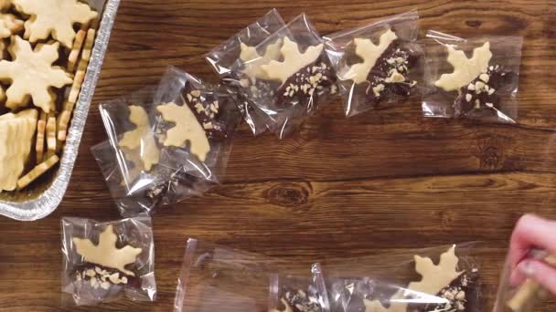 Plat Gelegd Zorgvuldig Verpakken Van Kerstkoekjes Half Ondergedompeld Chocolade Gepresenteerd — Stockvideo