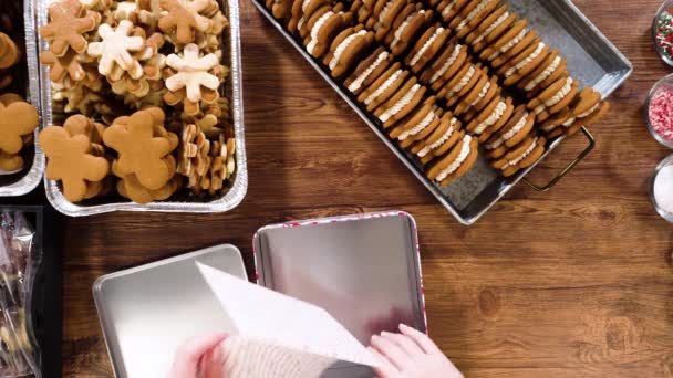フラットレイ 素敵な自家製ジンジャーブレッドと砂糖クッキーは 季節の贈り物に最適な装飾的なクリスマススティンボックスに囲まれた豊富なチョコレートで半分浸ります — ストック動画