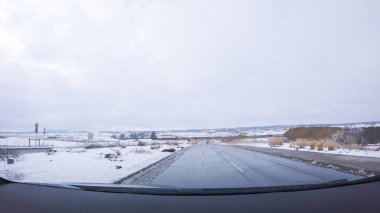 Karlı bir günde Denver 'dan Colorado Springs' e doğru devam eden yol, karla kaplı I-25 karayolu ile huzurlu bir sürüş davet ediyor..