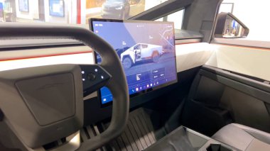 Colorado Springs, Colorado, ABD-23 Mart 2024-Fütürist Tesla Siber Kamyonu bir Tesla mağazasının vitrininde sahne alıyor.