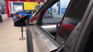 Colorado Springs, Colorado, ABD-23 Mart 2024-Fütürist Tesla Siber Kamyonu bir Tesla mağazasının vitrininde sahne alıyor.