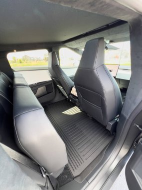 Denver, Colorado, ABD-28 Mart 2024-Tesla Cybertruck 'ın iç çekimleri modern, düz koltukları ve dayanıklı döşemeleri ile geniş arka kabini sergiliyor.