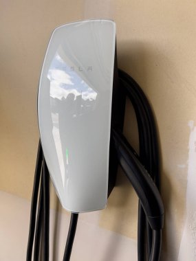Denver, Colorado, ABD-28 Mart 2024-Tesla Wall Connector, elektrikli bir aracı şarj etmeye hazır, bir konut garajının duvarına monte edilmiştir..