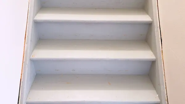 Blick Auf Eine Schlichte Weiß Gestrichene Treppe Die Den Keller — Stockfoto