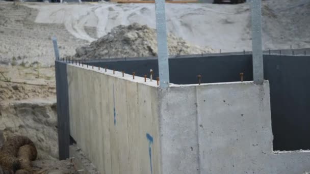 コロラド州デンバー アメリカ 9月1 2023 財団は 合板張りの壁が固体コンクリート基盤の上に上昇する郊外の環境で新しい家を建てました サイト周辺 地球の山々 そして — ストック動画