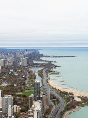 Chicago, Illinois, ABD-Kasım 7, 2023 - Chicago şehir merkezinin nefes kesici kış manzarası 360 Gözlem Güvertesinden görüldüğü gibi.