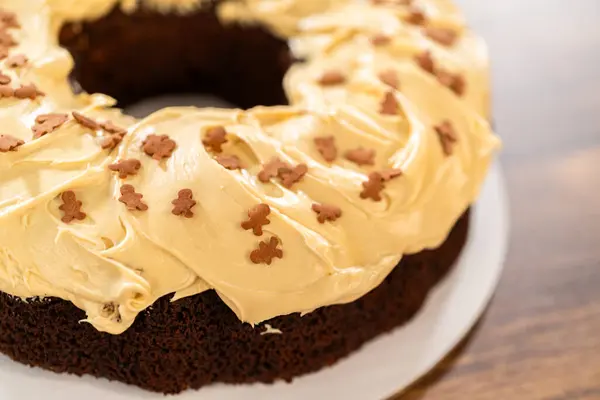 Carefully Placing Gingerbread Bundt Cake Adorned Salted Caramel Frosting Gingerbread — Stock Photo, Image