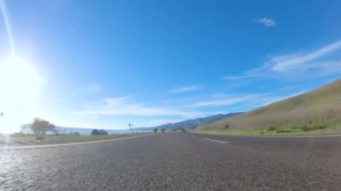 Los Angeles, California, ABD-4 Aralık 2022-POV-Gündüz, Arroyo Quemada Plajı yakınlarındaki HWY 101 'de sürüş, çevre kıyı manzarası manzarası sunar.