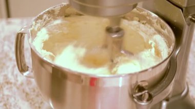 Karıştırıcı kremalı krema yapar mükemmelliğe doğru çırpar, tatlı süslemeye hazırdır..