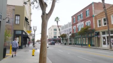 Pasadena, California, ABD-4 Aralık 2022 - Kasvetli bir kış gününde Pasadenas şehir merkezinde tarihi, ağaçlarla kaplı sokaklar sakin ve kasvetli bir atmosferle kaplanır.