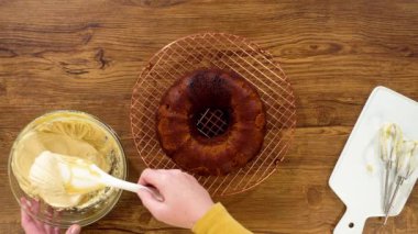 Düz yatıyordu. Zencefilli kek bol bol tuzlu karamel şekerli ve üzerine zencefilli çörek serpiştirilmiş..