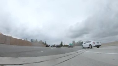 Los Angeles, California, ABD-4 Aralık 2022-POV yağmurlu bir kış günü, Los Angeles, Kaliforniya yakınlarındaki HWY 134 'te sürerken, yağmur damlalarıyla kaplı lensler aracılığıyla atmosferi yakalar ve benzersiz bir ekleme yapar.