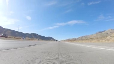 HWY 15, California, ABD-3 Aralık 2022 Nevada 'dan Kaliforniya' ya bir yolculuğa çıkan, gün içinde 15. otoyolda araba kullanan eyaletler arasında manzaralı manzaralar ve heyecan verici bir yolculuk sunuyor..