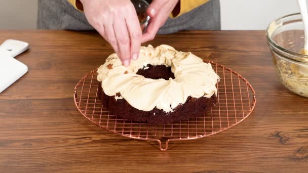 Gingerbread Bundt Gâteau Étant Généreusement Givré Avec Glaçage Caramel Salé — Video