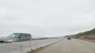 Los Angeles, California, ABD-4 Aralık 2022-POV Yolu 101. Rincon Sahili yakınlarında kasvetli, bulutlu bir kış günü.