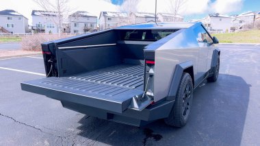 Denver, Colorado, ABD-28 Nisan 2024 Tesla Siber Kamyonu 'nun kullanım alanını gösteren bu görüntü, geniş ve işlevsel tasarımını ön plana çıkaran,
