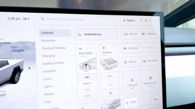 Denver, Colorado, ABD-28 Nisan 2024 Tesla Cybertruck son model dokunmatik ekran arayüzünü vurgulayarak bu görüntü sürücülerin aracı ayarlayabilmesini sağlayan detaylı kontrol panelini gösteriyor.