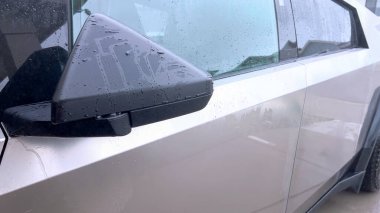 Denver, Colorado, ABD-28 Nisan 2024. Bu görüntü, kargo yatağının yüksek basınçlı yıkanmasına odaklanarak, bir Tesla Cybertruck 'ın kapsamlı bir temizlik sürecini yakalar.