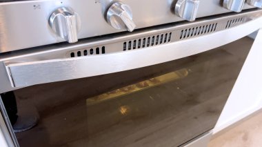 Çıtır pastırma şeritleri fırının içindeki parşömen kaplamalı tepside eşit olarak pişirilir. Bu da mükemmel pişirilmiş domuz pastırması elde etmek için temiz ve etkili bir yöntem sunar..