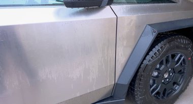 Denver, Colorado, ABD-28 Nisan 2024. Bu görüntü, kargo yatağının yüksek basınçlı yıkanmasına odaklanarak, bir Tesla Cybertruck 'ın kapsamlı bir temizlik sürecini yakalar.