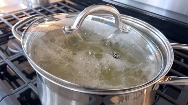 Bir Mutfağında Yakalanan Resimde Gaz Sobasında Kaynar Bulunan Paslanmaz Çelik - Stok İmaj