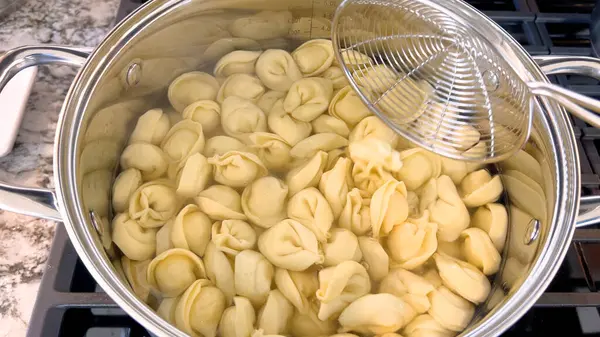 Kaynayan Tortellini Makarnalarıyla Dolu Büyük Bir Tencerede Geleneksel Talyan Yemeğinin Telifsiz Stok Imajlar