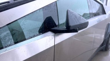 Denver, Colorado, ABD-28 Nisan 2024. Bu görüntü, kargo yatağının yüksek basınçlı yıkanmasına odaklanarak, bir Tesla Cybertruck 'ın kapsamlı bir temizlik sürecini yakalar.