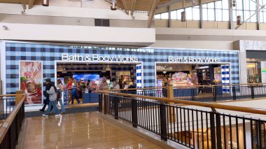 Denver, Colorado, ABD-28 Nisan 2024 Park Meadows AVM 'nin geniş ve havadar iç mekanının görüntüsü ahşap kirişler, büyük asılı ışıklar ve...