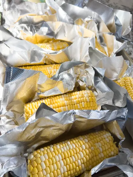 Image Showcases Fresh Corn Cob Neatly Arranged Vacuum Sealed Plastic — Stok fotoğraf