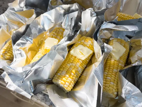 Image Showcases Fresh Corn Cob Neatly Arranged Vacuum Sealed Plastic — Stok fotoğraf