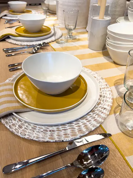 Ένα Όμορφα Διαρρυθμισμένο Τραπέζι Μοντέρνα Επιτραπέζια Σκεύη Εντυπωσιακή Χρωματική Παλέτα Φωτογραφία Αρχείου