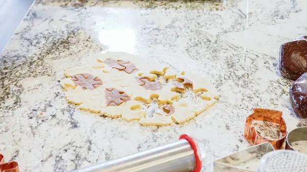Menggunakan Berbagai Pemotong Kue Meriah Memotong Kue Jahe Yang Menawan Stok Gambar Bebas Royalti