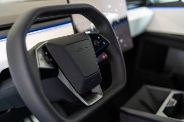 Denver, Colorado, ABD-5 Mayıs 2024-Bu görüntü Tesla Cybertruck 'ın gelecekteki iç hatlarını yakalıyor, direksiyona ve entegre kontrol panellerine odaklanıyor, aracı vurguluyor.