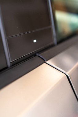 Denver, Colorado, ABD-5 Mayıs 2024-Bu görüntü bir araba kapısı açıcısına yakından bakmamızı sağlıyor, temiz hatları ve modern tasarım modern araç iç mekanlarını gösteriyor. Odaklanma...