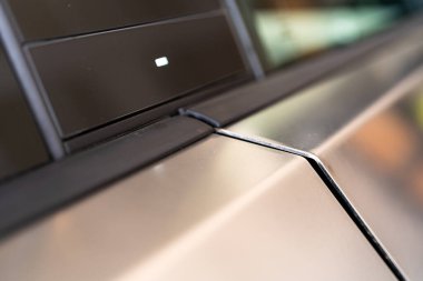 Denver, Colorado, ABD-5 Mayıs 2024-Bu görüntü bir araba kapısı açıcısına yakından bakmamızı sağlıyor, temiz hatları ve modern tasarım modern araç iç mekanlarını gösteriyor. Odaklanma...