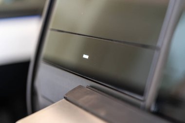 Denver, Colorado, ABD-5 Mayıs 2024-Bu görüntü bir araba kapısı açıcısına yakından bakmamızı sağlıyor, temiz hatları ve modern tasarım modern araç iç mekanlarını gösteriyor. Odaklanma...