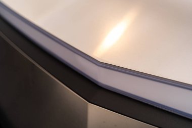 Denver, Colorado, ABD-5 Mayıs 2024-Bu görüntü, pürüzsüz hatları ve gelecekteki estetik yapıyı vurgulayan Tesla Siber Kamyonu 'nun parlak ve modern far tasarımını yakalıyor..