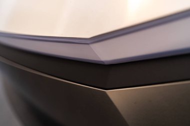 Denver, Colorado, ABD-5 Mayıs 2024-Bu görüntü, pürüzsüz hatları ve gelecekteki estetik yapıyı vurgulayan Tesla Siber Kamyonu 'nun parlak ve modern far tasarımını yakalıyor..