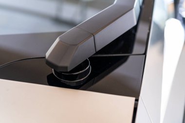 Denver, Colorado, ABD-5 Mayıs 2024 Bu görüntü, bir Tesla Siber Kamyonu 'nun ön cam sileceklerinin yakın çekim görüntüsünü yakalıyor.