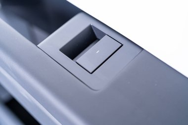 Denver, Colorado, ABD-5 Mayıs 2024-Bu resim bir Tesla Siber Kamyonu içindeki kapı açma mekanizmasını sergiliyor, modern, minimalist tasarımını ve parlak metalik kaplamasını vurguluyor,