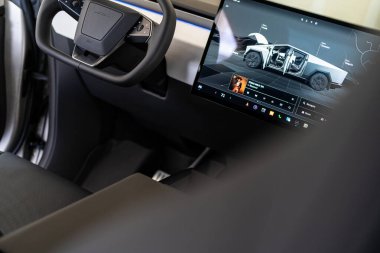Denver, Colorado, ABD-5 Mayıs 2024-Tesla Cybertruck 'ın iç mekanı gelişmiş dokunmatik ekranını gösteriyor ki bu da sürücü ve yolcu koltukları arasında yer alıyor. Bu resim