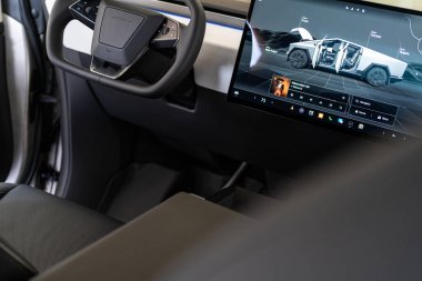 Denver, Colorado, ABD-5 Mayıs 2024-Tesla Cybertruck 'ın iç mekanı gelişmiş dokunmatik ekranını gösteriyor ki bu da sürücü ve yolcu koltukları arasında yer alıyor. Bu resim