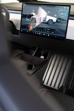 Denver, Colorado, ABD-5 Mayıs 2024-Tesla Cybertruck 'ın iç mekanı gelişmiş dokunmatik ekranını gösteriyor ki bu da sürücü ve yolcu koltukları arasında yer alıyor. Bu resim