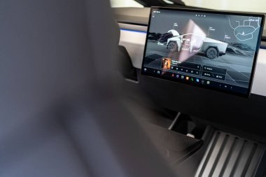Denver, Colorado, ABD-5 Mayıs 2024-Tesla Cybertruck 'ın iç mekanı gelişmiş dokunmatik ekranını gösteriyor ki bu da sürücü ve yolcu koltukları arasında yer alıyor. Bu resim
