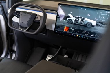 Denver, Colorado, ABD-5 Mayıs 2024-Tesla Cybertruck 'ın iç mekanı gelişmiş dokunmatik ekranını gösteriyor ki bu da sürücü ve yolcu koltukları arasında yer alıyor. Bu resim