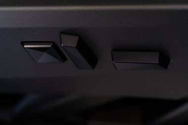 Denver, Colorado, ABD-5 Mayıs 2024-Bu görüntü, Tesla Siber Kamyonu 'ndaki koltuk ayarlama düğmelerinin yakından görüntüsünü yakalar ve aracın minimalist ve parlak tasarımını vurgular.