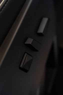 Denver, Colorado, ABD-5 Mayıs 2024-Bu görüntü, Tesla Siber Kamyonu 'ndaki koltuk ayarlama düğmelerinin yakından görüntüsünü yakalar ve aracın minimalist ve parlak tasarımını vurgular.