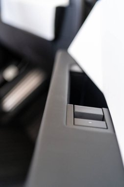 Denver, Colorado, ABD-5 Mayıs 2024-Bu resim bir Tesla Siber Kamyonu içindeki kapı açma mekanizmasını sergiliyor, modern, minimalist tasarımını ve parlak metalik kaplamasını vurguluyor,