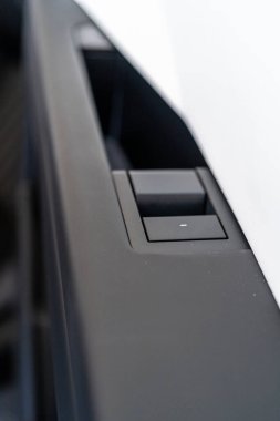 Denver, Colorado, ABD-5 Mayıs 2024-Bu resim bir Tesla Siber Kamyonu içindeki kapı açma mekanizmasını sergiliyor, modern, minimalist tasarımını ve parlak metalik kaplamasını vurguluyor,